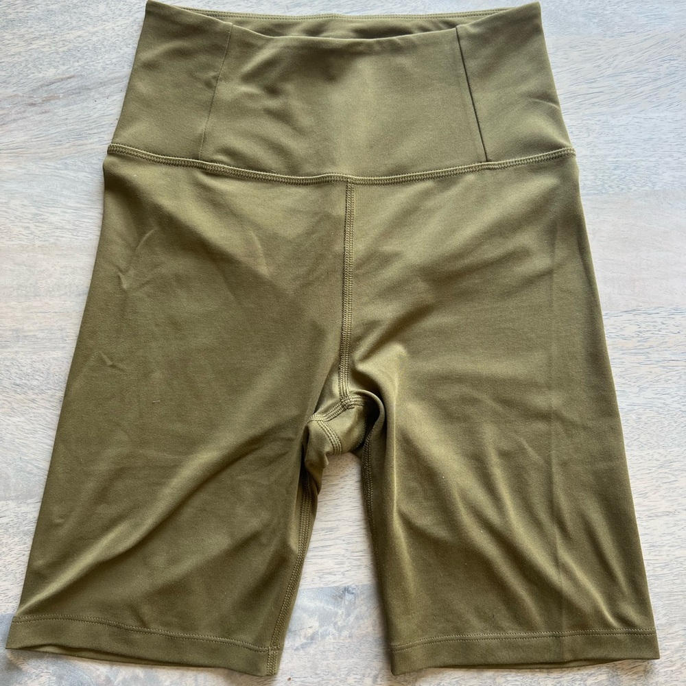Girlfriend Collective Float biker shorts. Fern. Size S.